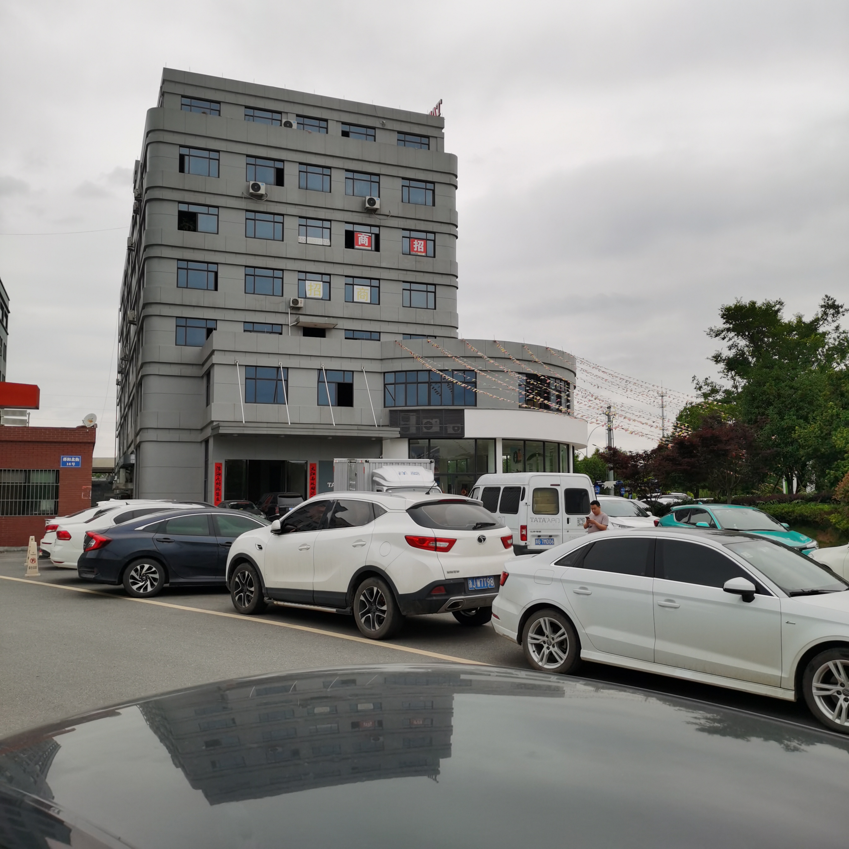 三同涂装企业形象示意图